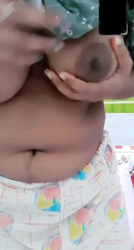 Cute expression gf Showing her big melons on vc with big smile