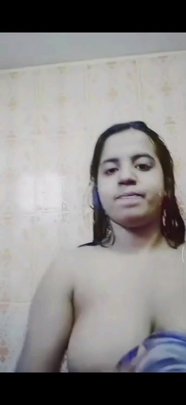 Desi gf showing nude while bathing 2 videos