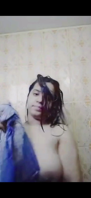 Desi gf showing nude while bathing 2 videos