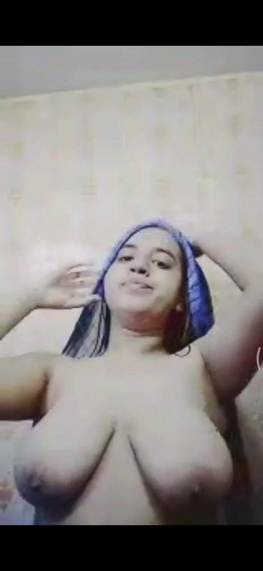 Desi gf showing nude while bathing 2 videos