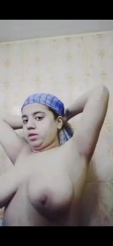 Desi gf showing nude while bathing 2 videos