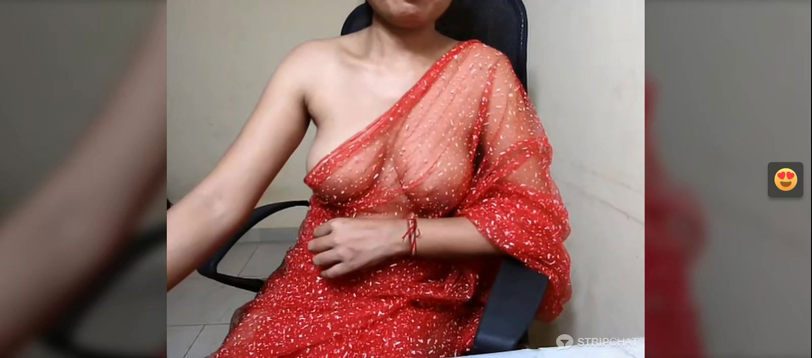Desi Wife in Saree without blouse shows boobs