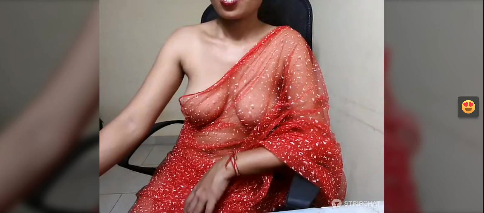 Desi Wife in Saree without blouse shows boobs