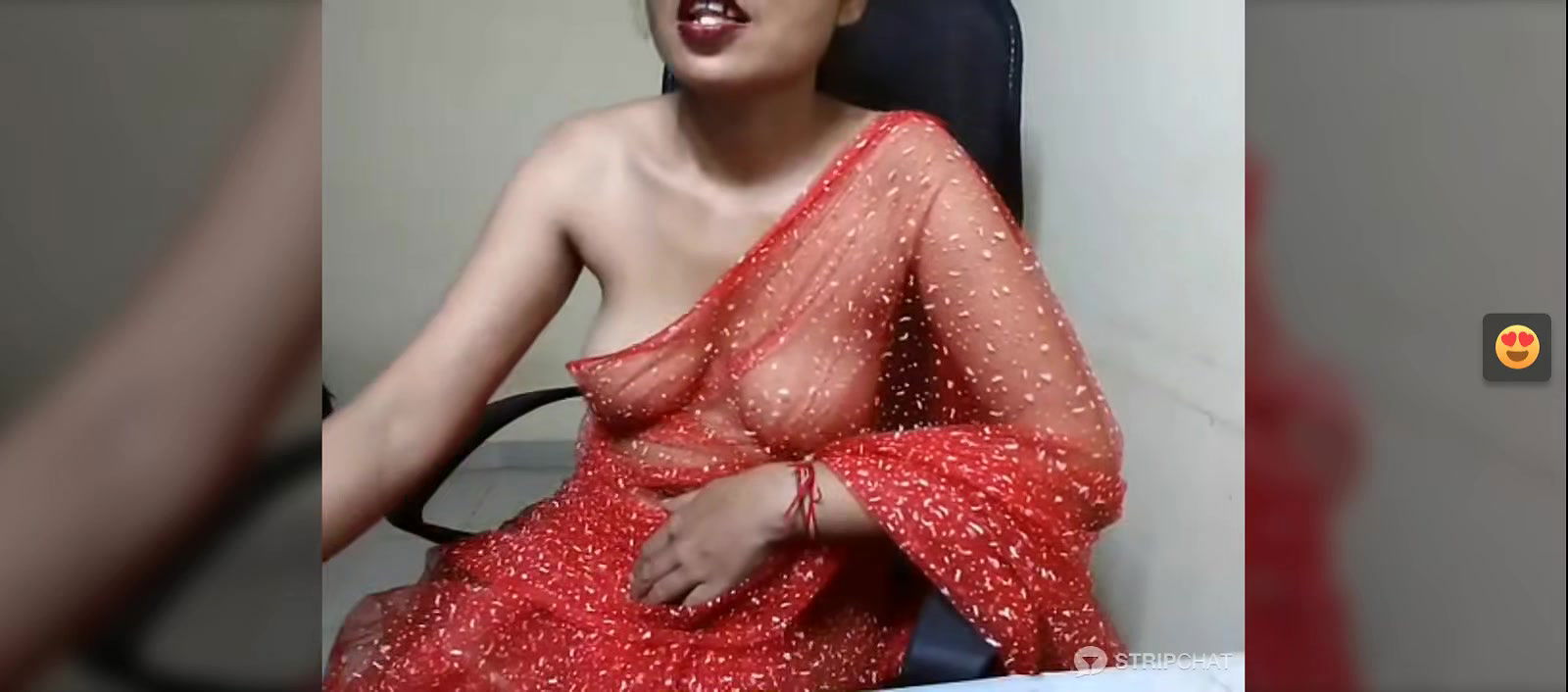 Desi Wife in Saree without blouse shows boobs