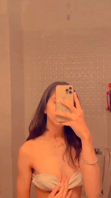 Desi slim teen leaked snaps