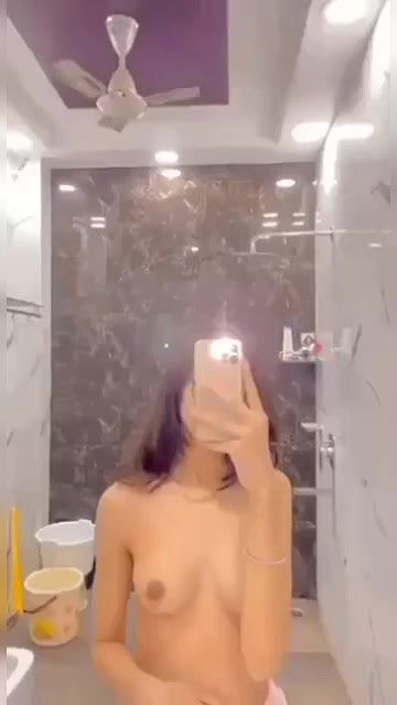 Desi slim teen leaked snaps