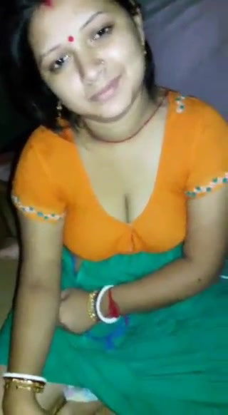 Desi Village bhabhi recorded nude while sleeping 2 videos