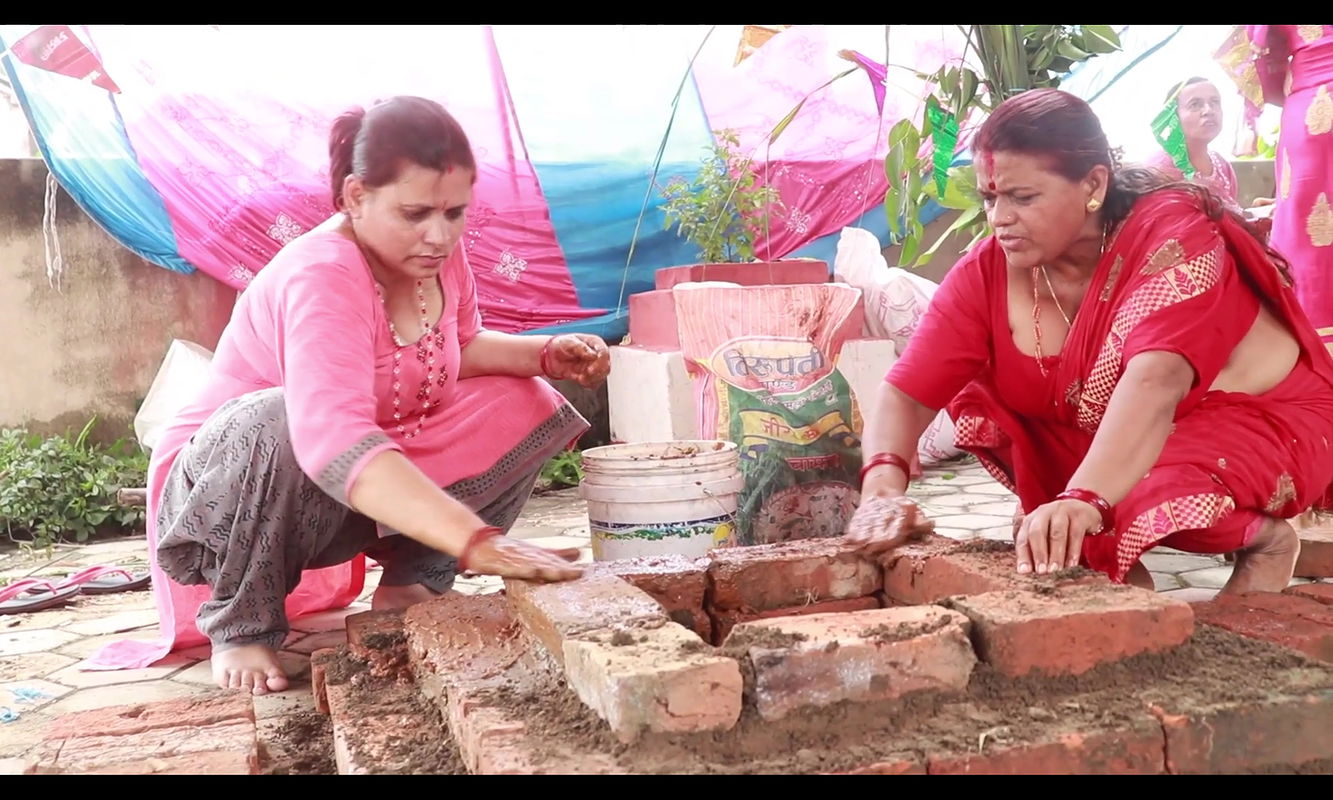 Busty desi aunty sexy cleavage show in pink dress