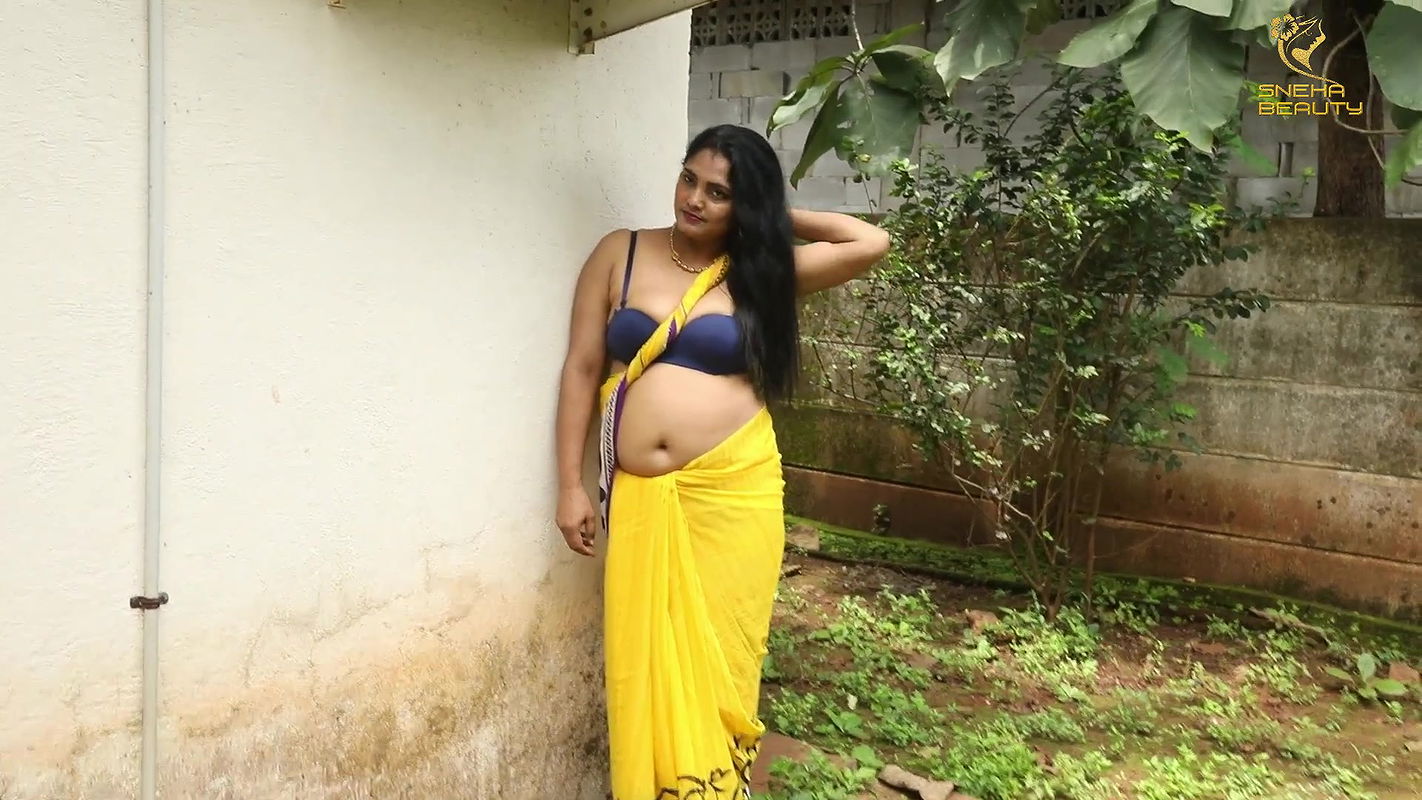 Horny bhabhi hot cleavage and navel show seductive photoshoot