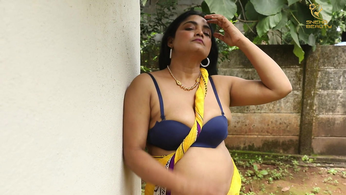 Horny bhabhi hot cleavage and navel show seductive photoshoot