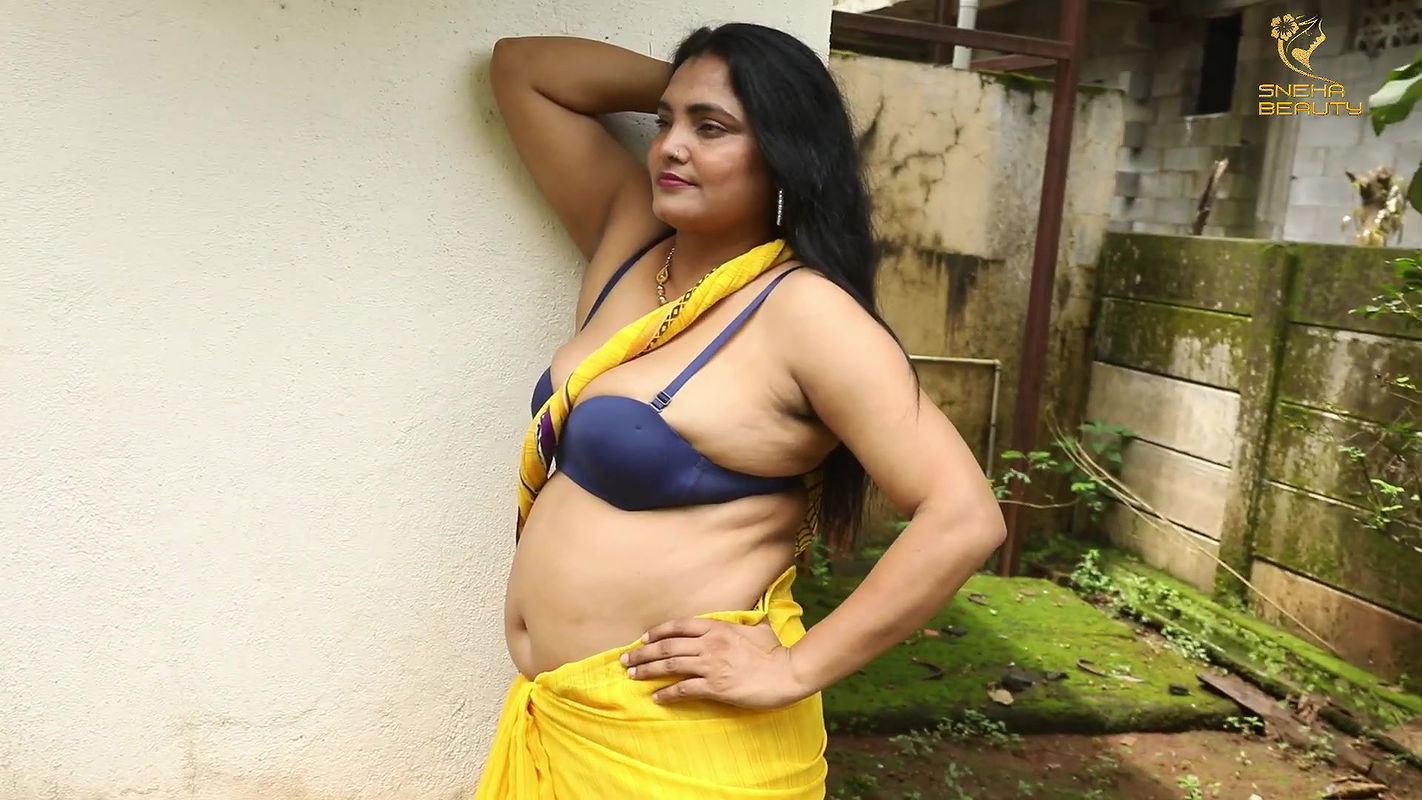 Horny bhabhi hot cleavage and navel show seductive photoshoot
