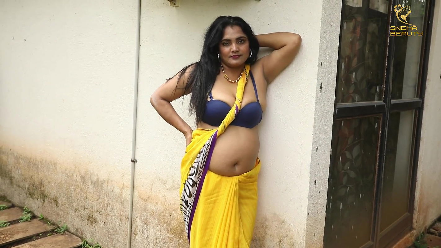 Horny bhabhi hot cleavage and navel show seductive photoshoot