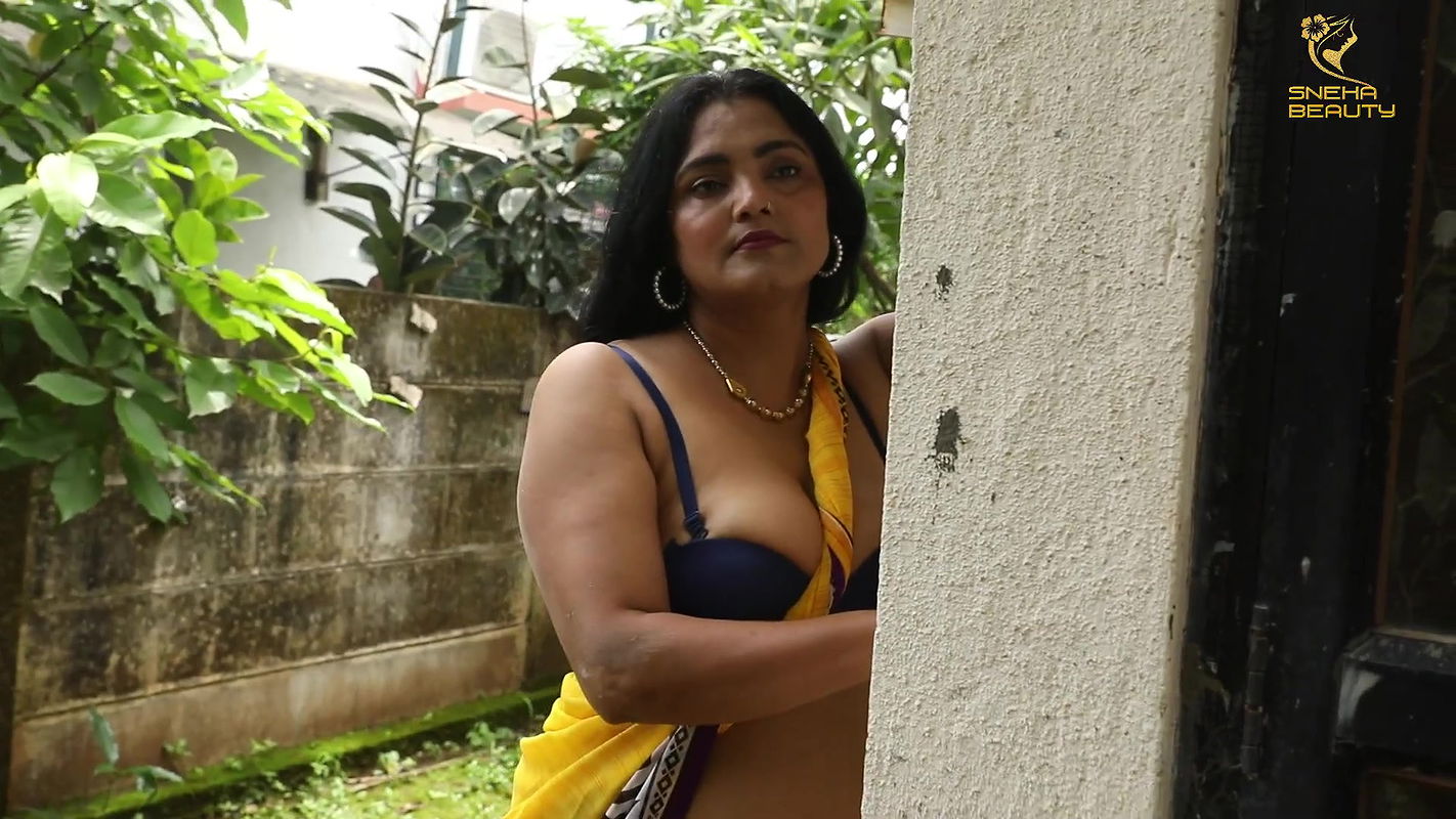 Horny bhabhi hot cleavage and navel show seductive photoshoot