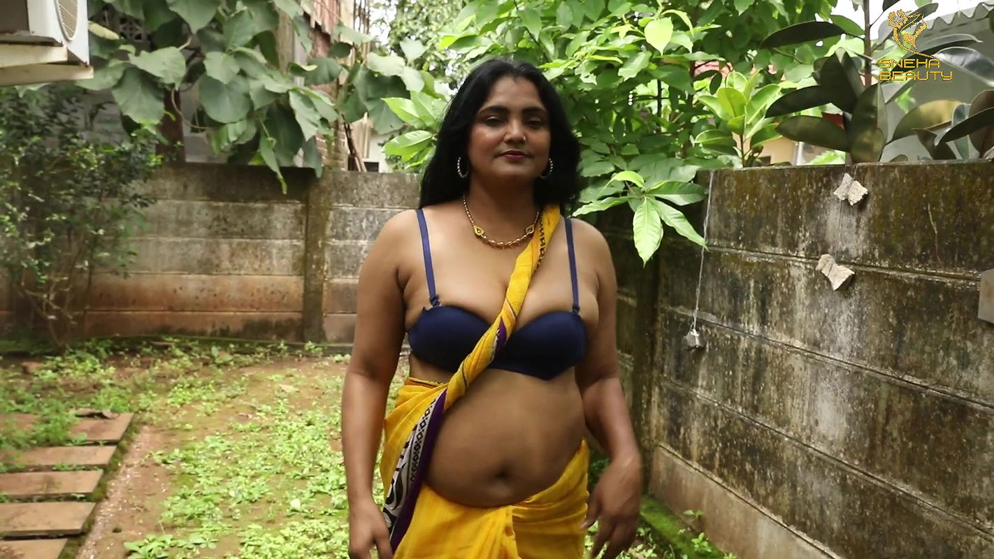 Horny bhabhi hot cleavage and navel show seductive photoshoot