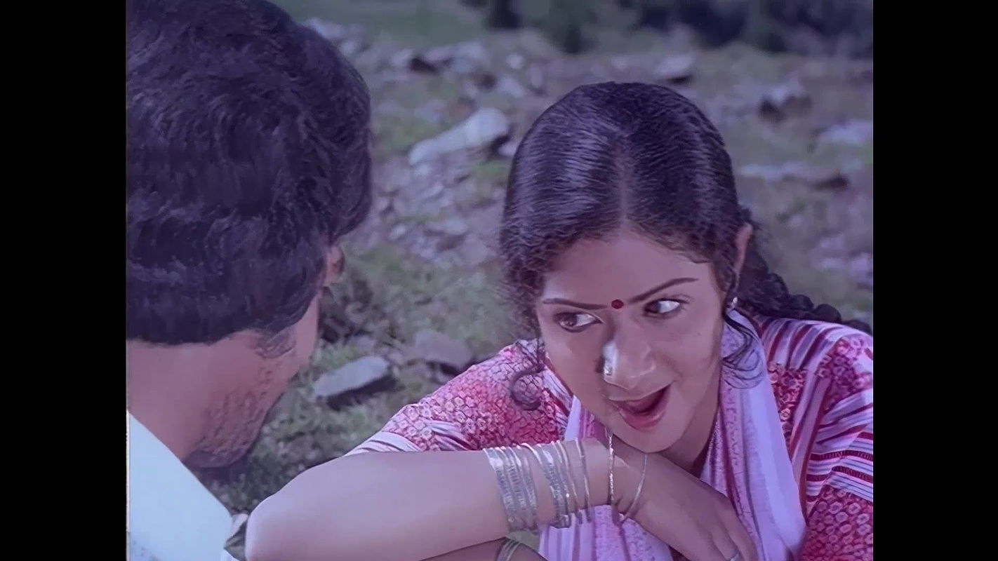 Sridevi Hot Boob Ass Shake Song4-Varumaiyin Niram Sivappu19802