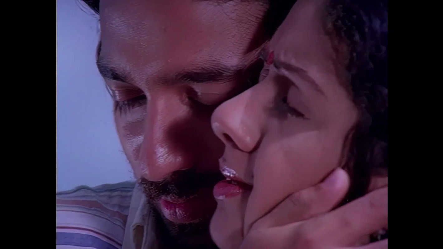 Sridevi Hot Boob Ass Shake Song4-Varumaiyin Niram Sivappu19802