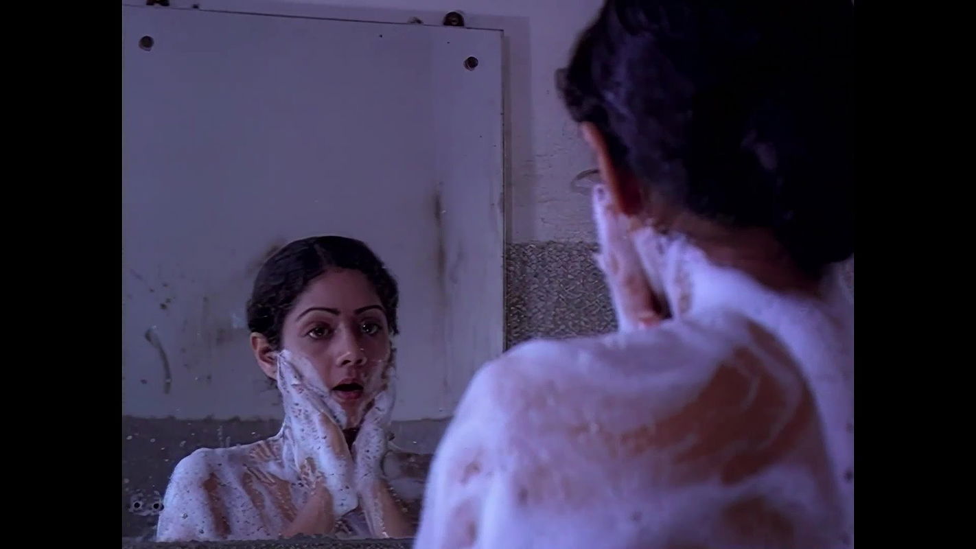 Sridevi Hottest Bath Seducing Song 1 Extended Scene-Varumaiyin Niram Sivappu1980.m2
