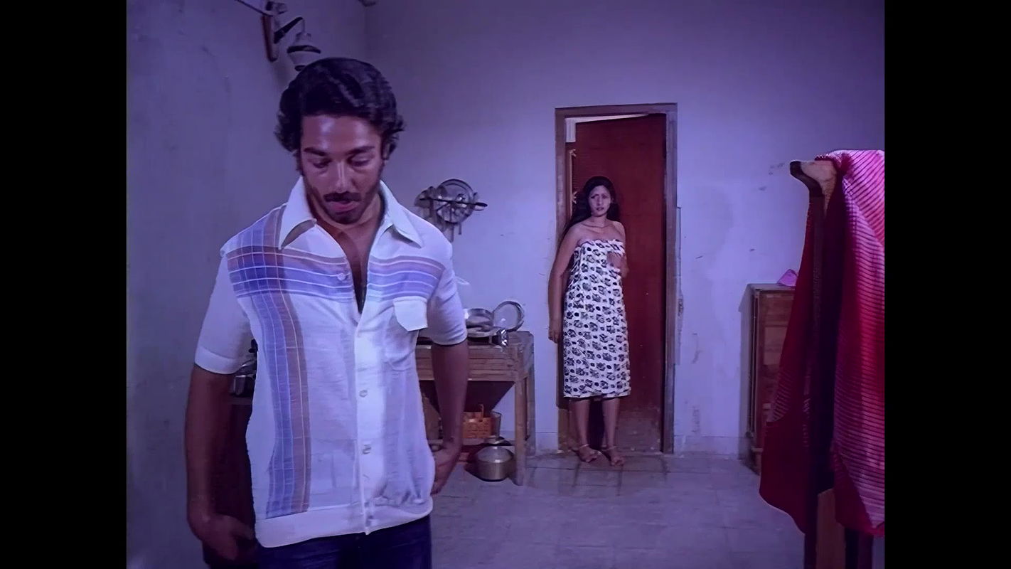 Sridevi Hottest Bath Seducing Song 1 Extended Scene-Varumaiyin Niram Sivappu1980.m2