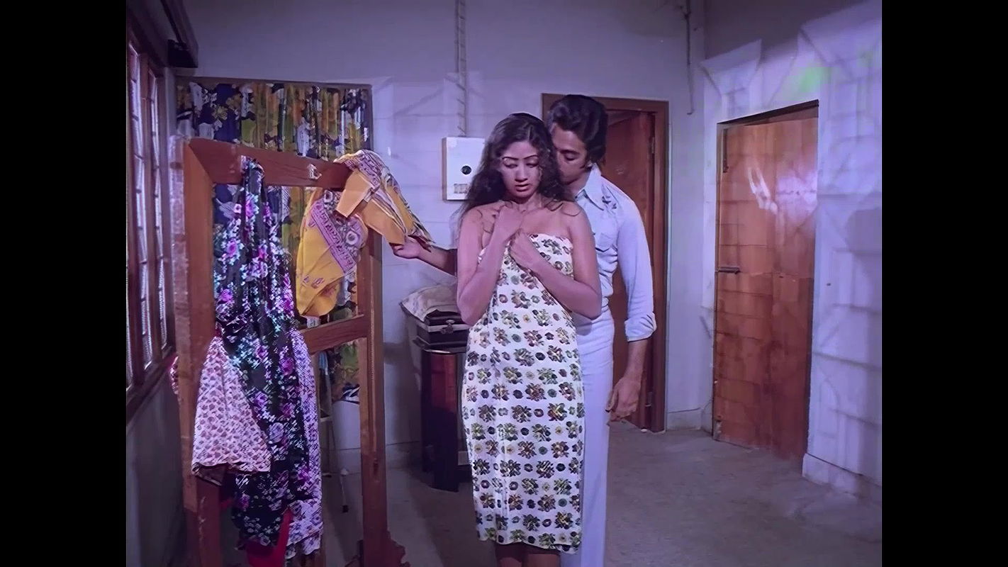 Sridevi Hottest Bath Seducing Song 1 Extended Scene-Varumaiyin Niram Sivappu1980.m2