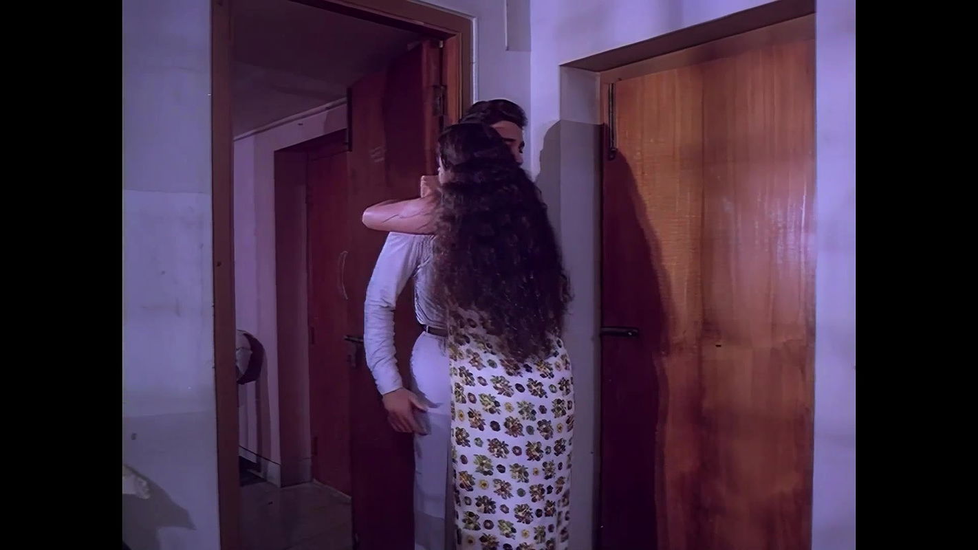 Sridevi Hottest Bath Seducing Song 1 Extended Scene-Varumaiyin Niram Sivappu1980.m2