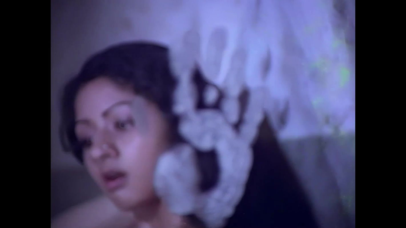 Sridevi Hottest Bath Seducing Song 1 Extended Scene-Varumaiyin Niram Sivappu1980.m2