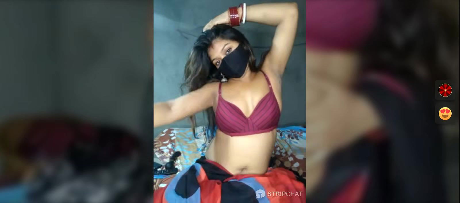 Hot Bhabhi in saree showing her boobs