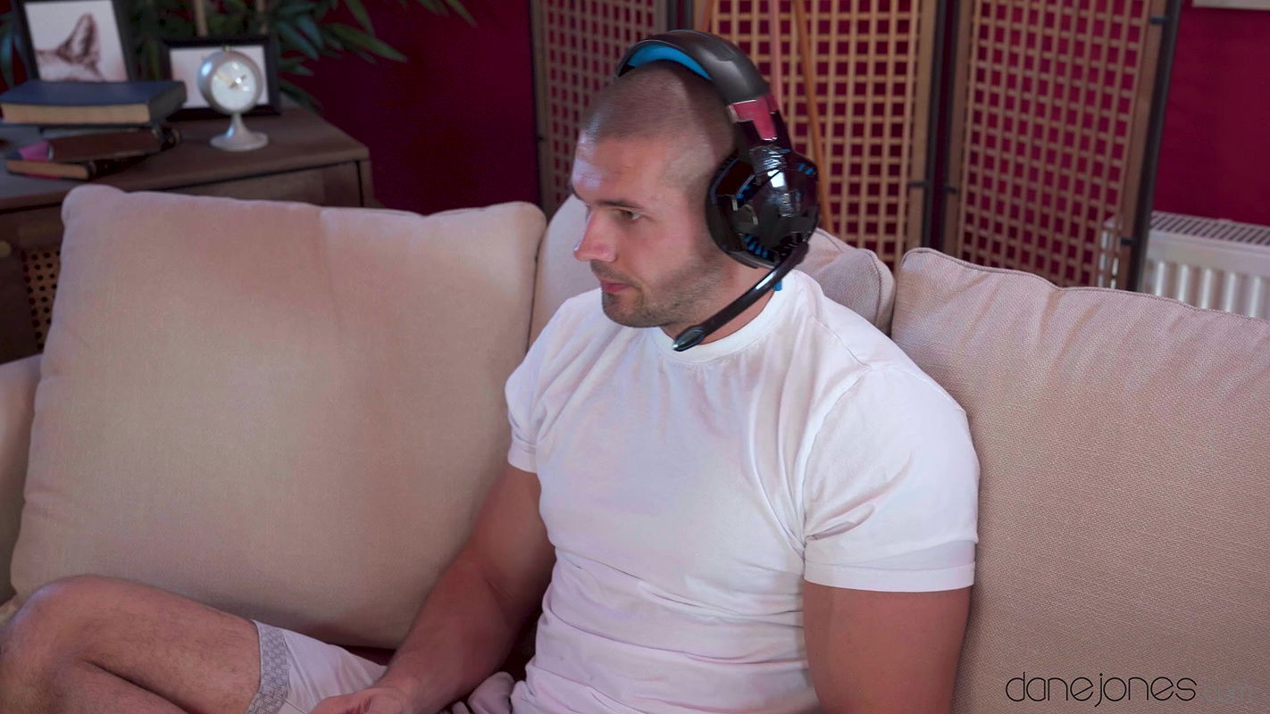 Dane Jones with Amber Kawaii in Sexual solution to housemate tiff