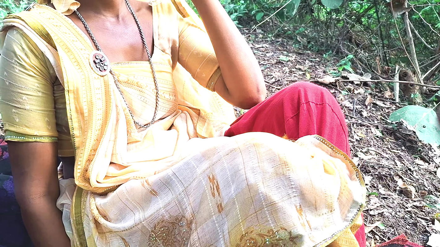 Desi village bhabhi ke saath jangal me