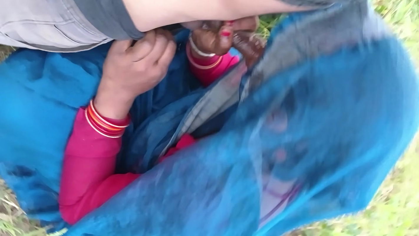 Indian bhabhi ko lund chusaya khet pe