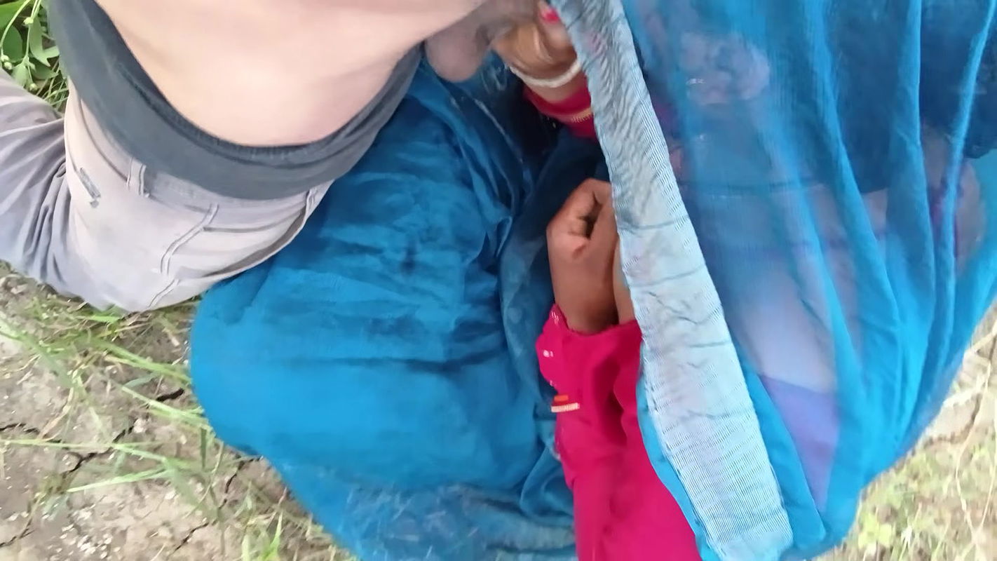 Indian bhabhi ko lund chusaya khet pe