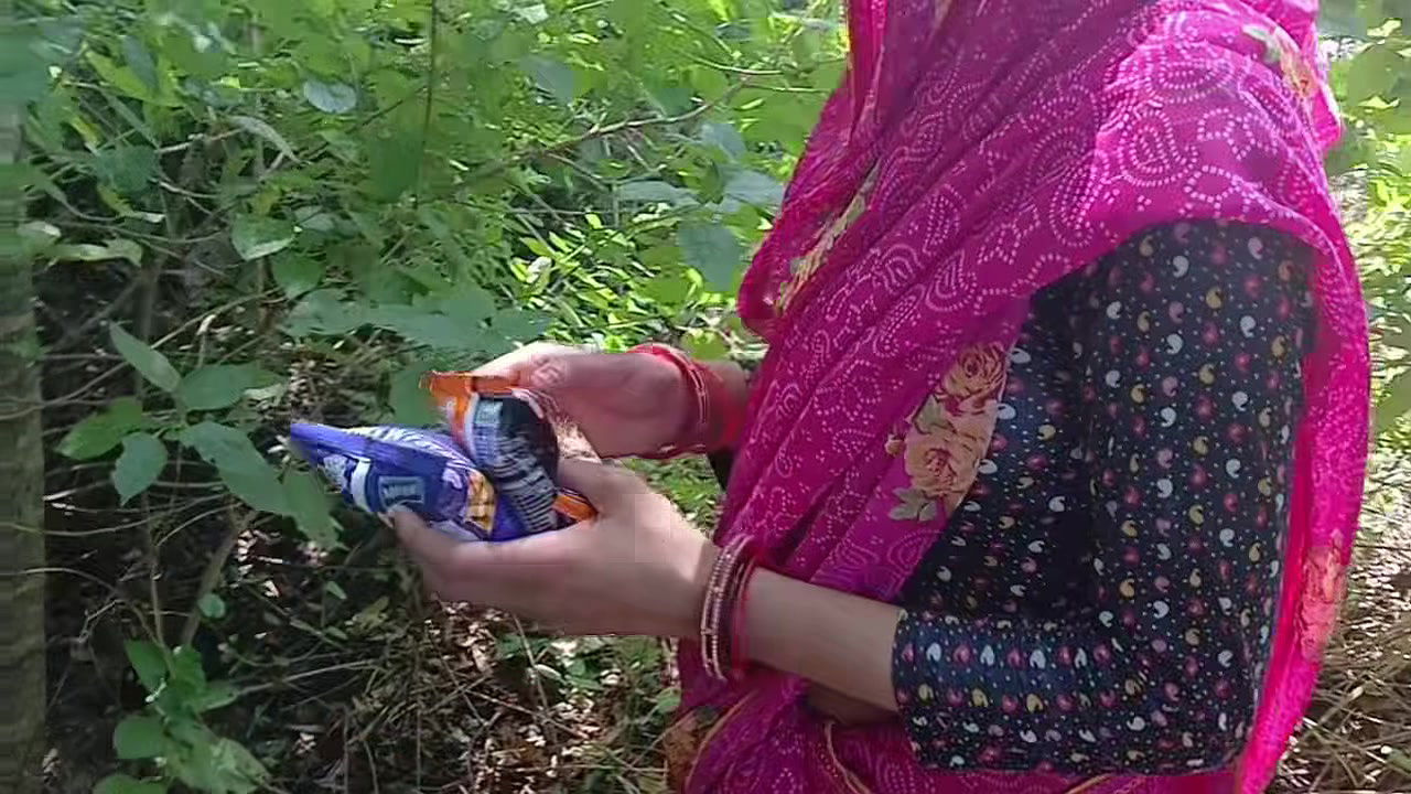 Gaon ki bhabhi ko jungle mein le jakar Hindi mein chudai ki