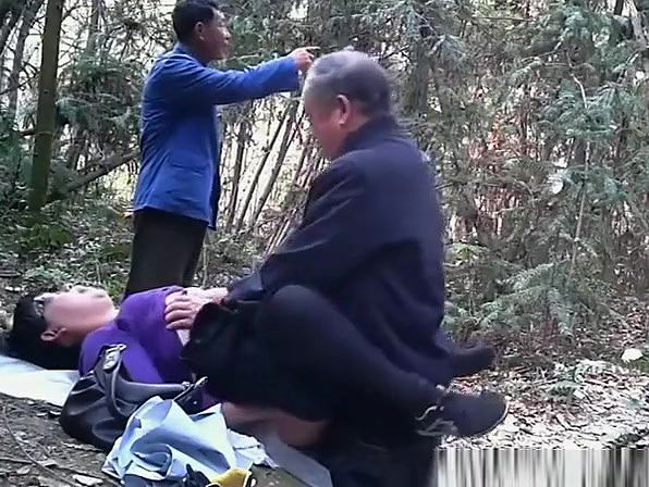 Old asian man fucks chubby asian prostitute