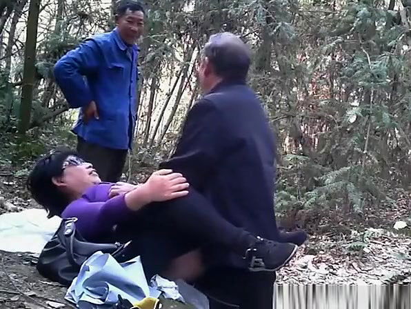 Old asian man fucks chubby asian prostitute