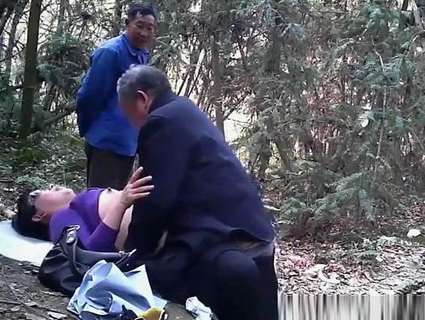 Old asian man fucks chubby asian prostitute