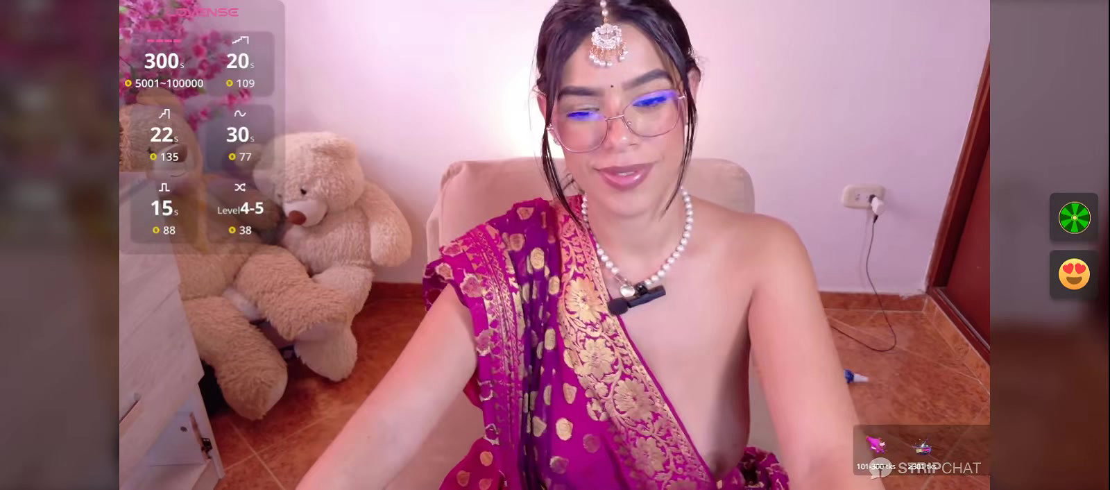 Horny babe in saree without blouse Exposing Boobs
