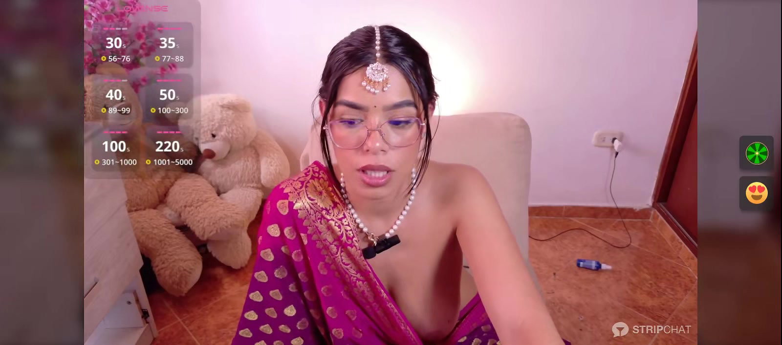Horny babe in saree without blouse Exposing Boobs
