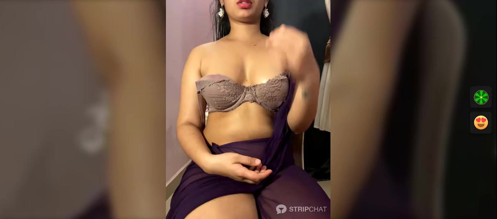 Sexy College Girl Shows her Boobs