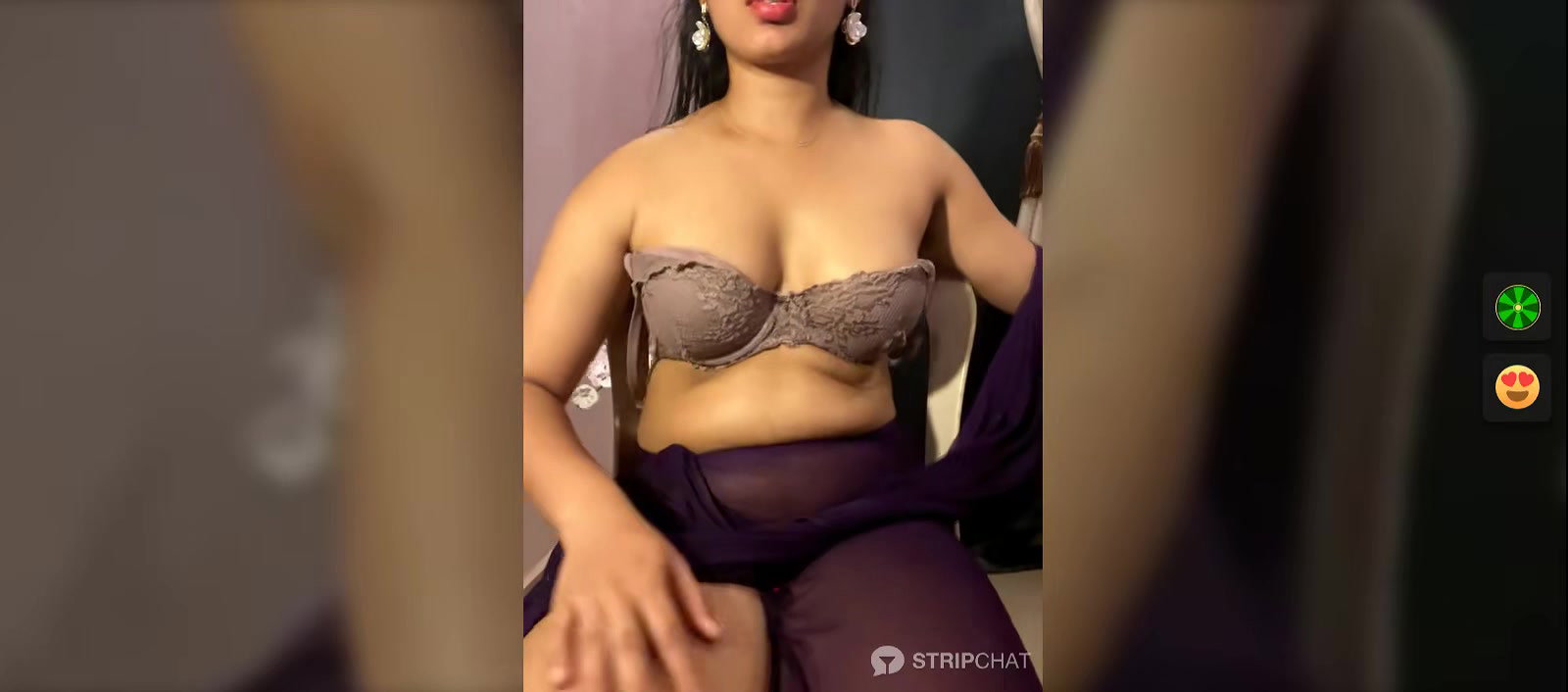 Sexy College Girl Shows her Boobs