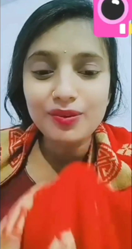 Desi cute girl strip and showing her boobs