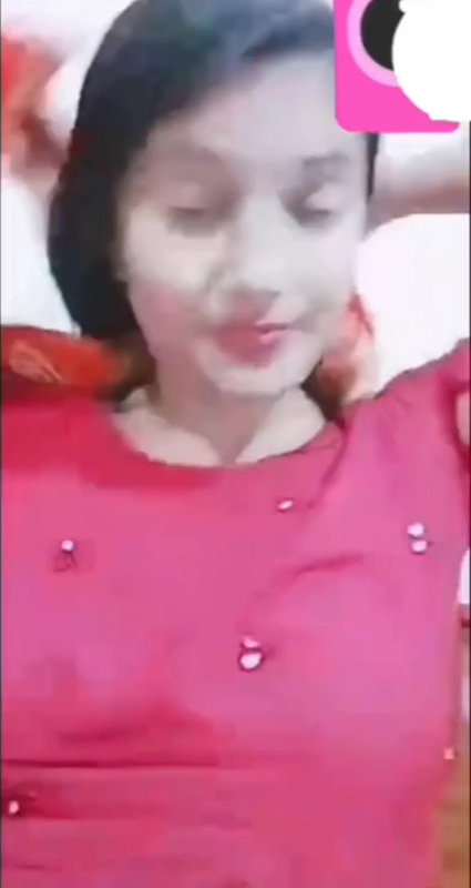 Desi cute girl strip and showing her boobs