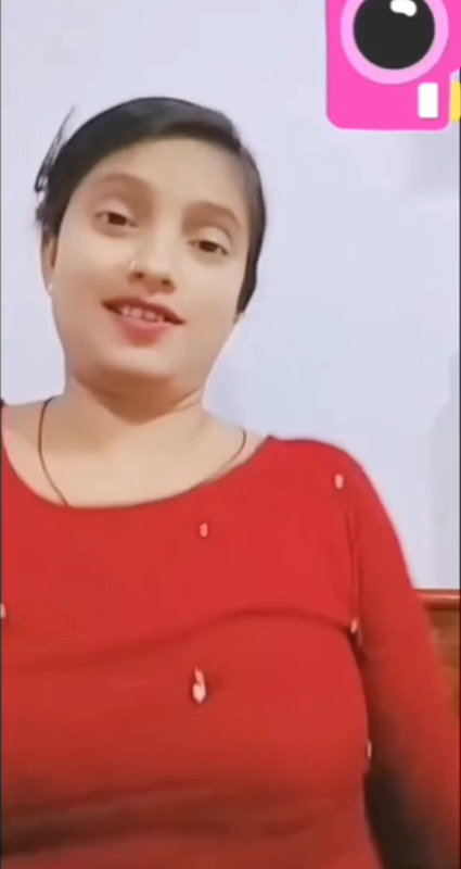 Desi cute girl strip and showing her boobs