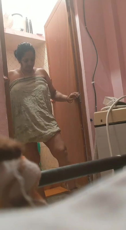 Mom after bath naked from bathroom capture by son
