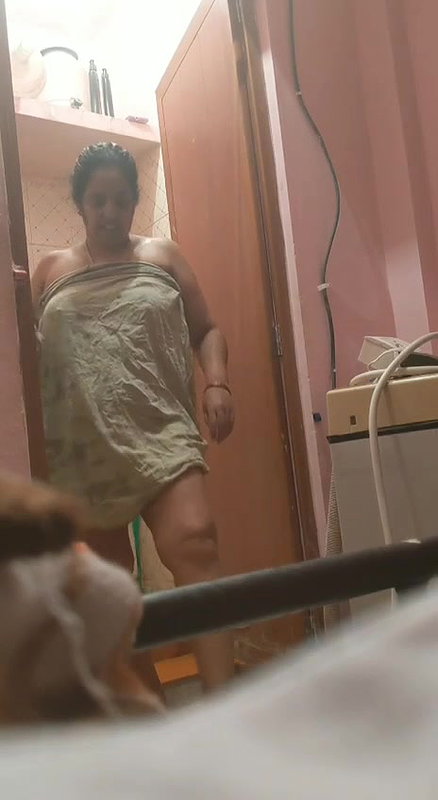 Mom after bath naked from bathroom capture by son