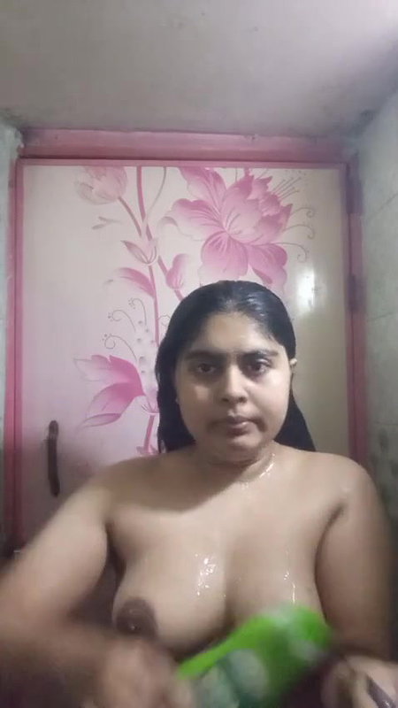 Horny bhabi taking bath recoreded for her neighbour