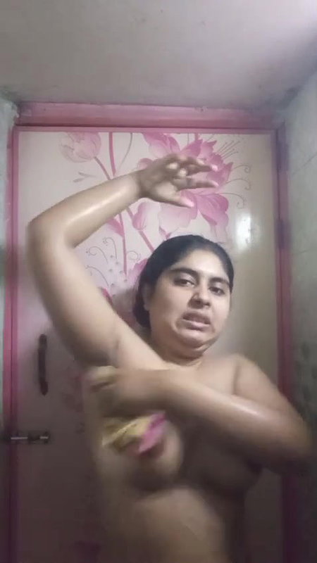 Horny bhabi taking bath recoreded for her neighbour