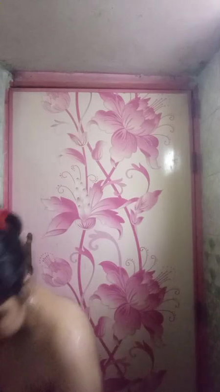 Horny bhabi taking bath recoreded for her neighbour