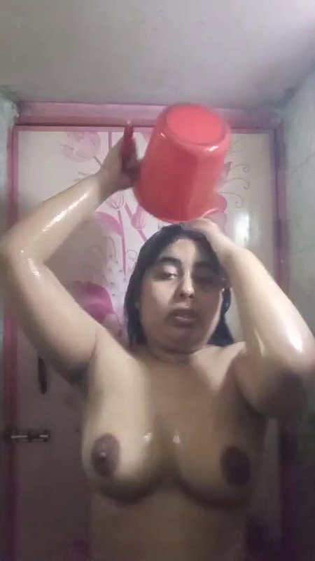 Horny bhabi taking bath recoreded for her neighbour