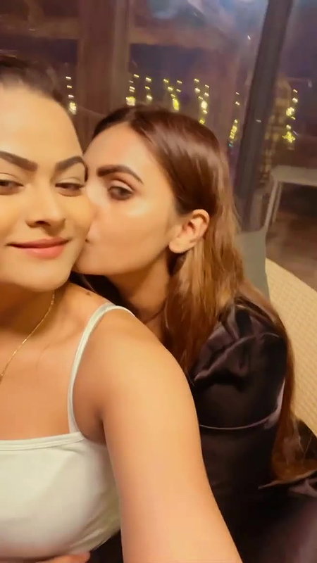 Kolkata Escorts get Drunk and Explore Lesbo Kiss