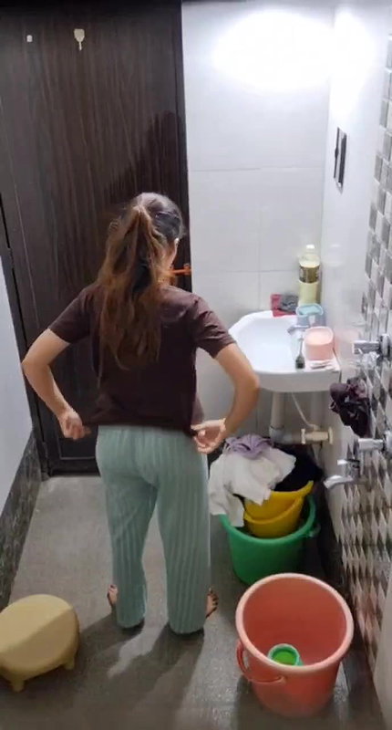 Neighbor girl boobs show before bathing