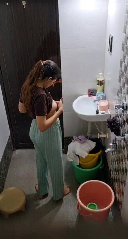 Neighbor girl boobs show before bathing
